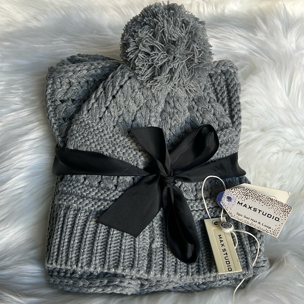 Woman’s Max Studio Bogging Hat & Scarf Set